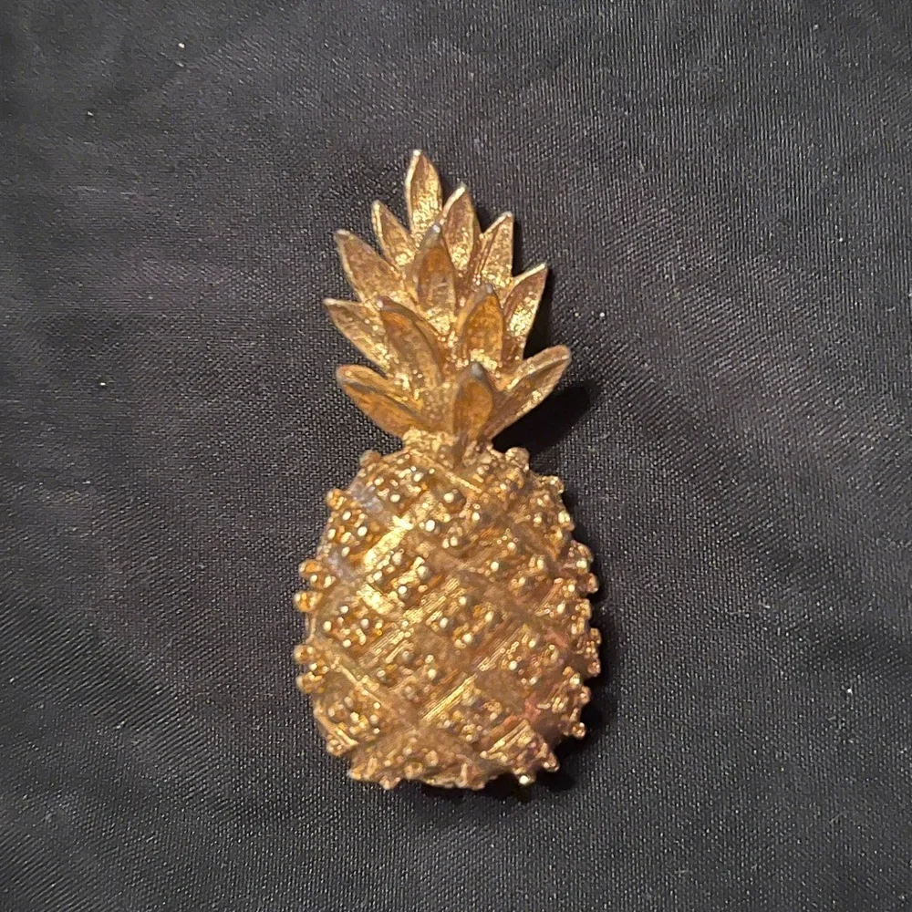 Vintage Gold Tone Textured Pineapple Brooch